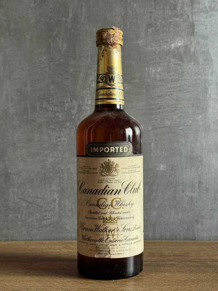 Hiram Walker Canadian Club Whisky 1965 года.